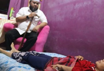 Wali Kota Bengkulu Helmi Hasan Saat Mengunjungi Warganya Yang Sedang Sakit 