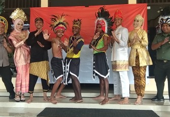 Dandim dan Kapolres Batang Jawa Tengah Bersama Warga Papua