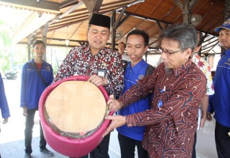 Hasil karya Mahasiswa KKN berupa Kursi dari limbah botol minuman disusun melingkar dilapisi triplek dan dibalut kain terpal atau kulit sintetis.