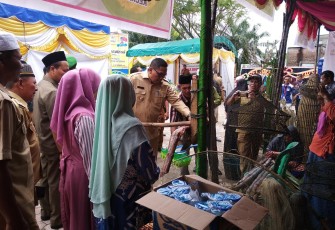 Bupati Aceh Singkil Dulmusrid saat mencoba perasan tebu tradisional dalam Bursa Inovasi Desa Kecamatan Singkil.