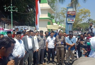 Ketua DPRD Kabupaten Tegal Temui Aksi Mahasiswa