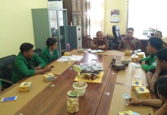 Mahasiswa saat sedang beraudiensi dengan Kepala Dinas Pendidikan Aceh cabang Lhokseumawe