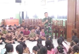 Lettu Inf Sriyanto Berikan Wasbang di SMP Santo Kristoporus