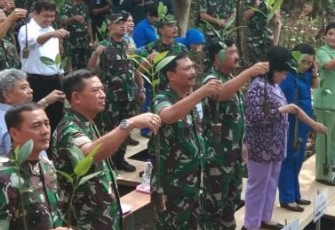 Panglima TNI bersama Danrem 052/WKR serta jajaran tanam Mangrove
