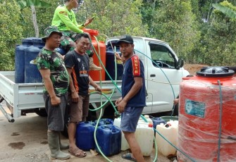Komunitas Motor Combat Trail Bandar Distribusikan Air Bersih