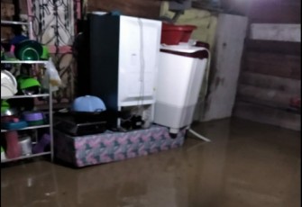 Tampak air saat menggenangi rumah warga di Kabupaten Aceh Singkil.