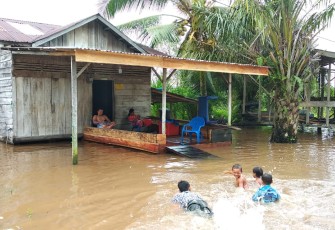 Rumah warga dan ruas jalan lintas Singkil-Rimo Kabupaten Aceh Singkil Provinsi Aceh terendam banjir.