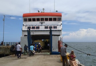 Kapal Ferry saat bersandar di Pelabuhan Singkil.