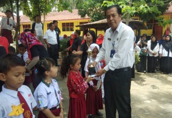 Penyerahan piala 