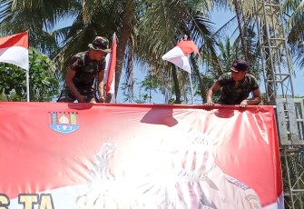 Pemasangan Banner Upacara Penutupan TMMD