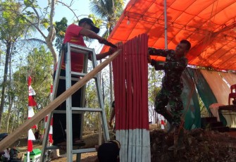 Satgas TMMD 106 Kodim dan Warga Rapikan Gapura 