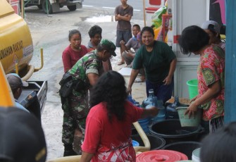 Warga Rela Basah Basahan Mengantri Air Bersih