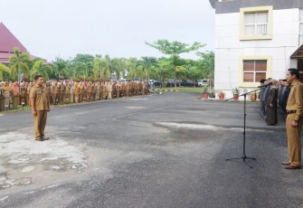 Bupati Gusril Pausi saat memimpin apel pagi di Halaman Kantor Bupati Kaur