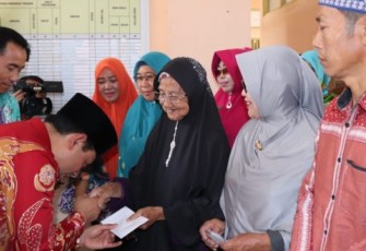 Wakil Wali Kota Bengkulu Dedy Wahyudi Salurkan Bantuan Operasional Pada 70 Tokoh Agama di Kecamatan Muara Bangkahulu