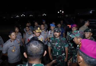 Panglima TNI saat meninjau Anggota yang Melaksanakan Pengamanan di Gedung DPR/MPR