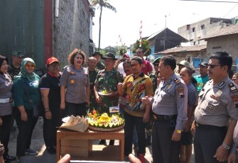 Muspika Jebres Beri Surprise Ke Koramil 04/Jebres di Lokasi TMMD.