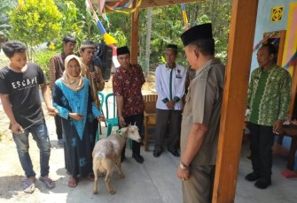 Camat Kedurang Ilir Marwin Usai Menyerahkan Kunci Bedah Rumah Kepada Mujirah