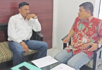 Kuasa Hukum NZ Mantan Terpidana Khalwat di Bireuen Ari Syahputra SH (Kemeja Putih) terlihat berbincang dengan pejabat teras Kantor Ombusman RI Aceh   Rudi Ismawan,Kepala Keasistenan bidang PVL (Pemeriksaan dan Verifikasi Laporan) Ombusman RI perwakilan Aceh Seusai Menyerahkan Berkas Laporan Gugatan Kliennya Jumat 11 Oktober 2019.
