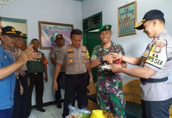 Pemberian Tumpeng oleh Kapolsek dan ucapan Dirgahayu HUT TNI ke 74 diterima oleh Danramil Matraman Mayor Inf Ahmad Yuono beserta anggota Koramil 02 Matraman