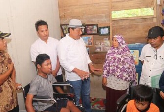 Bupati Mian saat memberikan korsi roda untuk Kakak Beradik Lumpuh