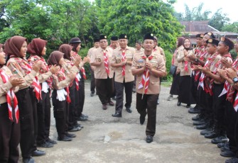Dandim Santoso Lantik Pramuka Penggalang SMPN 2 Rantau Utara