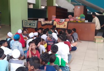 Komunitas Si Jum Berbagi Makan Gratis di Jakarta Islamic Center
