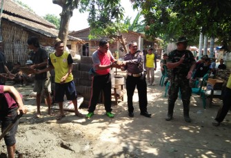 Sinergitas TNI-Polri Membantu PMI Bedah Rumah Warga