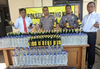 Polisi Sita Ratusan Botol Miras di Batang