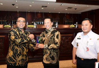 Penyerahan cindera mata 