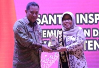 Bupati Tegal Raih Anugerah Santri of The Year 2019 Kategori Inspiratif Bidang Kepemimpinan