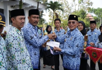 Bupati Bengkulu Selatan Gusnan Mulyadi Usai Upacara Peringatan HUT Korpri ke 48 