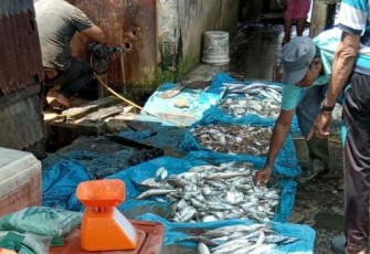 Para pedagang ikan di pasar tradisional Aceh Singkil sepi pembeli.