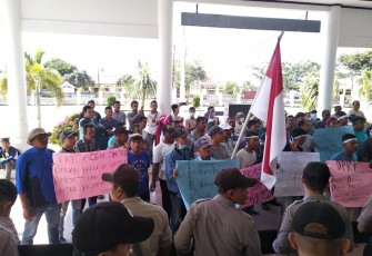 Para warga saat melakukan aksi unjuk rasa di Kantor DPRK Aceh Singkil.