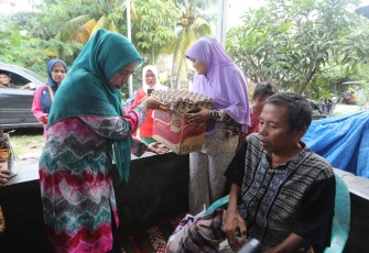Hj. Titiek Sugiharti Surya Beri Bantuan Kursi Roda Ke Penderita Stroke