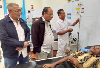 Salah satu warga saat dibawa ke RS