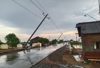 tiang listrik sepanjang jalan sampang hampir roboh