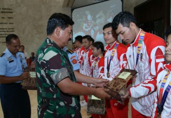 Panglima TNI saat bersama atlet karate Indonesia