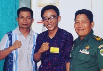 Pemred Klikwarta foto bersama Kasi Media Cetak Mayor Arah Tomas Tato (kiri) dan Kapten Inf Z. Siregar (kanan)