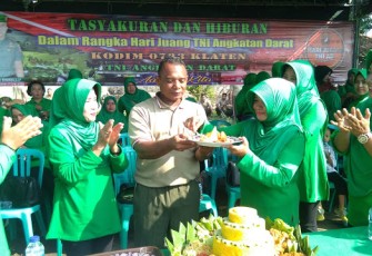 Potong Tumpeng Kodim 0723 Klaten Tasyakuran Hari Juang TNI AD
