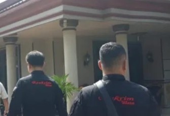 Aparat kepolisian saat meninjau lokasi