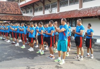 Pemanasan salah satu kegiatan yang harus dilakukan