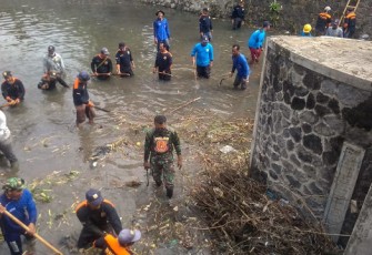 Babinsa Bersama Relawan Bersihkan Sungai