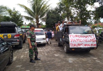 Warga Karangtengah saat datangi kantor Camat