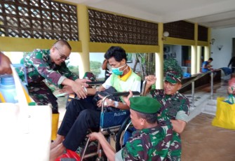 Personel Korem 052/Wijayakrama saat evakuasi pasien rawat inap