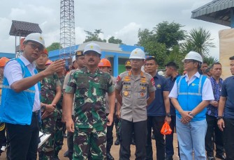 Panglima TNI Bersama Kapolri Tinjau Gardu Induk PLN Kembangan dan Berikan Bantuan Korban Banjir Benhil