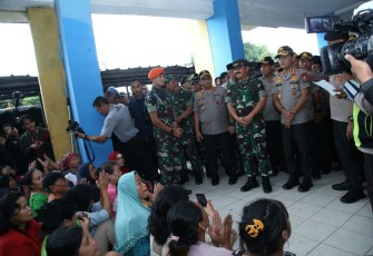 Panglima TNI dan Kapolri Sapa Pengungsi Korban Banjir di Bendungan Hilir