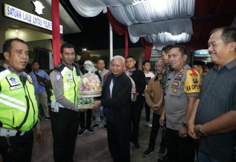 Penmbagian bingkisan kepada personel Pospam secara simbolis oleh Bupati Asahan
