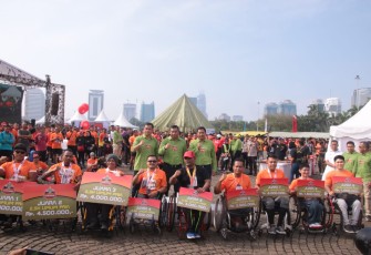 Pembagian hadiah dalam Lomba Jayakarta Loe Gue Run 2020 