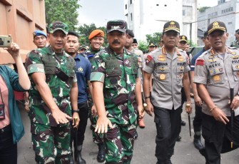 Dandim 0501/Jakarta Pusat BS Dampingi Panglima TNI dan Kapolri Serahkan Bantuan Bagi Warga Terdampak Banjir