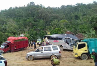 Pasca terjadi longsor beberapa kendaraan terpaksa berhenti